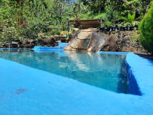 uma piscina com água azul num resort em Green Leaf Holiday Bungalow em Ratnapura