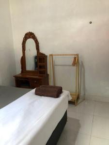 Postel nebo postele na pokoji v ubytování Trinadhi Homestay