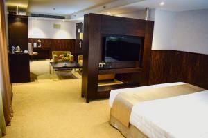 Giường trong phòng chung tại The Secure Inn Hotel Muscat