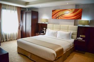 Giường trong phòng chung tại The Secure Inn Hotel Muscat