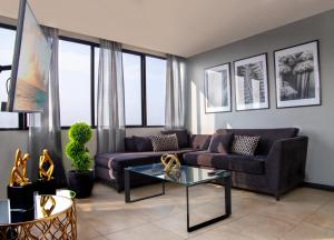 瓜亞基爾的住宿－Puerto Santa Ana Luxury Suites Guayaquil，客厅配有沙发和桌子
