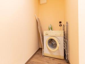 lavadero con lavadora y secadora en Déli Terasz B Apartman Free parking, self-check-in anytime, en Győr