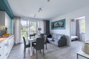 une cuisine et un salon avec une table et un canapé dans l'établissement APARTAMENT KONOPNICKIEJ 11/23, à Karpacz 4 autres photos