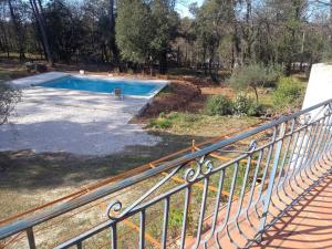 uma piscina num quintal com uma cerca em Provencale House + swimming poll in garden of 1HA em Besse-sur-Issole