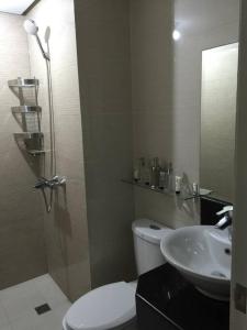 uma casa de banho com um chuveiro, um WC e um lavatório. em Condotel at 150 Newport Blvd. near NAIA T3 w/ Wifi em Manila