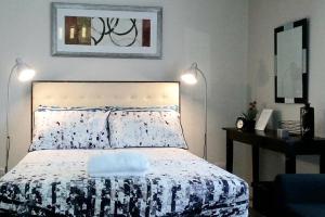 um quarto com uma cama com uma almofada em Condotel at 150 Newport Blvd. near NAIA T3 w/ Wifi em Manila