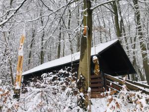 Schwedische Winter Hütte unter Buchen kapag winter
