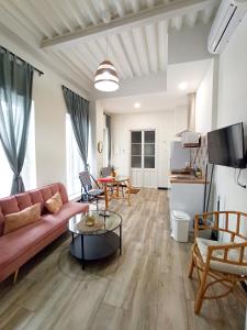 salon z kanapą i stołem w obiekcie Apartamentos La Higuera by VGH w mieście Jerez de la Frontera