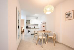 Kuchyňa alebo kuchynka v ubytovaní New 1 bedroom apartment at 4 min to the beach by 10ToSea