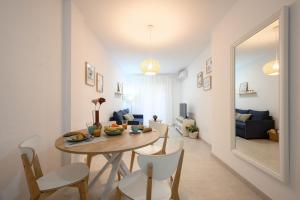 Posedenie v ubytovaní New 1 bedroom apartment at 4 min to the beach by 10ToSea