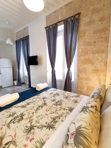 sypialnia z dużym łóżkiem z niebieskimi zasłonami w obiekcie Apartamentos La Higuera by VGH w mieście Jerez de la Frontera