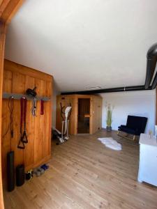 salon z białym sufitem i drewnianą podłogą w obiekcie Mountain Getaway - Ferienwohnung mit Sauna w mieście Albinen