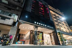 高雄市にあるザ クラウド ホテルの正面にバイクが停まった建物