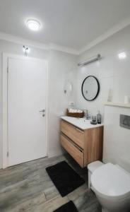 提比里亞的住宿－Ben house，一间带卫生间、水槽和镜子的浴室