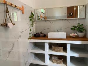 W łazience znajduje się umywalka i lustro. w obiekcie The Secret Karimunjawa w mieście Karimunjawa