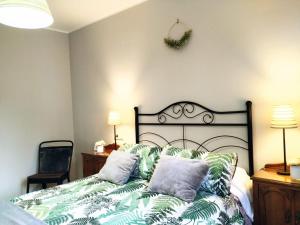 Un dormitorio con una cama con almohadas. en Apartamento en OVIEDO,WIFI, en Oviedo