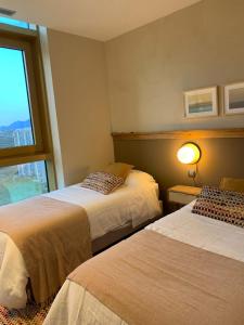 een hotelkamer met 2 bedden en een raam bij Intempo privat luxury apartment & spa in Benidorm