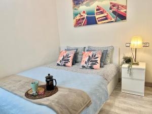 um quarto com uma cama com almofadas e uma bandeja em Amazing Badalona Apartment With Terrace em Badalona