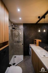 uma casa de banho com um chuveiro, um WC e um lavatório. em Bike & Chill Szyndzielnia em Bielsko-Biala