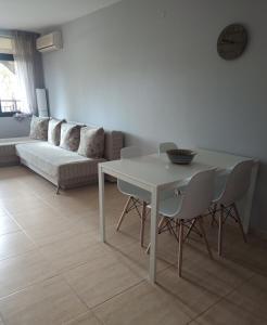 einen weißen Tisch und Stühle im Wohnzimmer in der Unterkunft Two room apartment in Etara 3, Sveti Vlas in Sweti Wlas + 2 Fotos