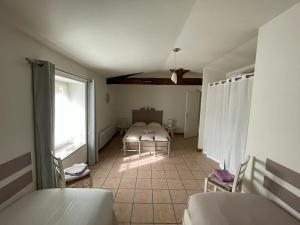 um quarto com 2 camas e um quarto com uma janela em La maison de Charlotte-Le gite-Futuroscope em Amberre