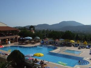 Der Swimmingpool an oder in der Nähe von Hotel Leytur