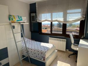 Dormitorio pequeño con litera y ventana en Casa, parque natural de Montserrat cerca Barcelona en Collbató