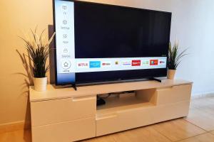 einen Flachbild-TV auf einem Schrank in der Unterkunft Two room apartment in Etara 3, Sveti Vlas in Sweti Wlas