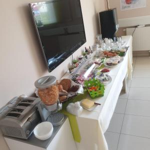 un buffet de comida en una mesa en una cocina en Gästehaus Catherine en Zierenberg