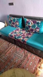 eine blaue Couch auf einem Teppich in der Unterkunft Riad Espagne in Marrakesch