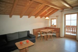 ein Wohnzimmer mit einem Sofa und einem Tisch in der Unterkunft Biohof Unterstein in Ulten
