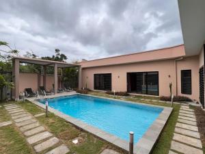 una piscina en el patio trasero de una casa en Villa Tiana - 3Bedroom Villa with private pool. en Kribi
