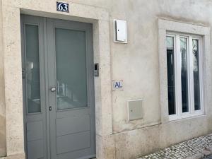 Una puerta gris de un edificio con un cartel. en Garcia Place, en Lisboa