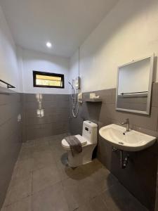 un bagno con un water e un lavandino di Baan Khue Wieng Resort a Mae Sariang Altre 37 foto