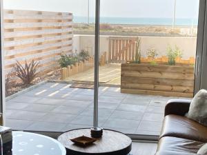 Μπαλκόνι ή βεράντα στο Studio neuf déco vintage face mer,terrasse ,jardin,wifi,parking
