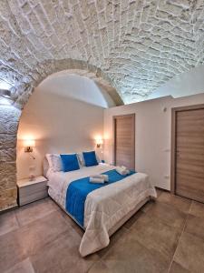 - une chambre avec un grand lit et un plafond en pierre dans l'établissement Da zia Giovanna Apartment, à Manfredonia