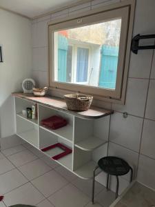 a bathroom with a shelf with a window and a chair at Terrasse, panoramique in Châteauneuf-de-Gadagne