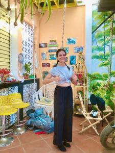 una donna in piedi di fronte a una stanza con mobili di Amazing House a Buôn Ðũng