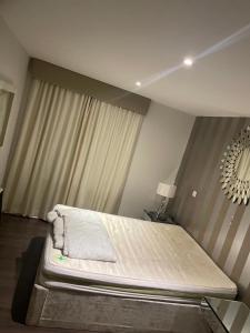 um quarto com uma cama grande num quarto em Luxurious Furnished Property em Stanmore
