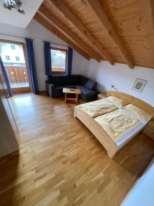 um quarto grande com uma cama e um sofá em Blummerhof em Lagundo