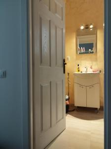 Billede fra billedgalleriet på Central appartment - heart of Bucharest - sector 1 - new renovated - open space i Bukarest