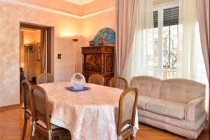 - un salon avec une table et un canapé dans l'établissement B&B Classy Rome, à Rome