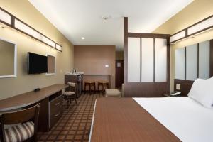 Een bed of bedden in een kamer bij Microtel Inn & Suites Fairmont