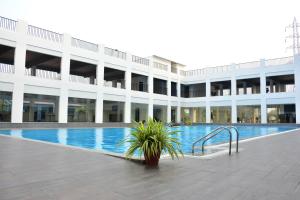 een gebouw met een zwembad ervoor bij ZESTCLUB in Gulbarga