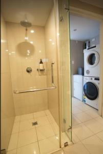 y baño con ducha y puerta de cristal. en Darwin luxury apartment, en Darwin