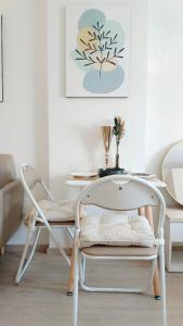 バンコクにあるElio Del Rayの白いテーブルと椅子