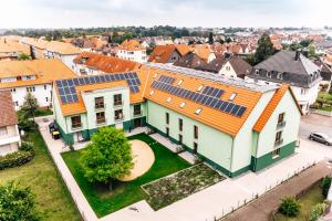 eine Luftansicht eines Hauses mit Sonnenkollektoren auf dem Dach in der Unterkunft Modernes City-Appartement in Bielefeld