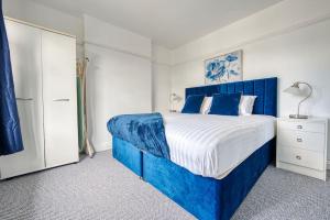 a blue and white bedroom with a blue bed at Exquisite 5 Bedrooms house for Leisure/Business in Nottingham