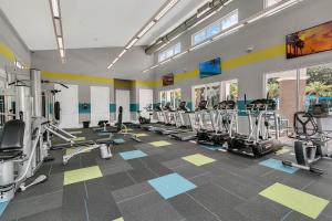 Fitness centrum a/nebo fitness zařízení v ubytování 5 Bedrooms 3 Bathrooms Veranda Palms 4458 Np