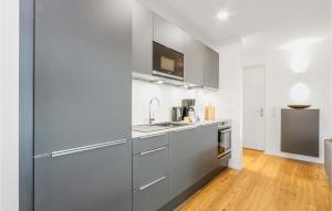 eine Küche mit Geräten aus Edelstahl und Holzböden in der Unterkunft Beach Front Apartment in Lembruch + 22 Fotos